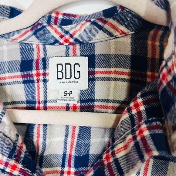 BDG Urban Outfitters Gray Red White Blue Flannel Plaid Crop Oversized Shirt Butt - Picture 4 of 11